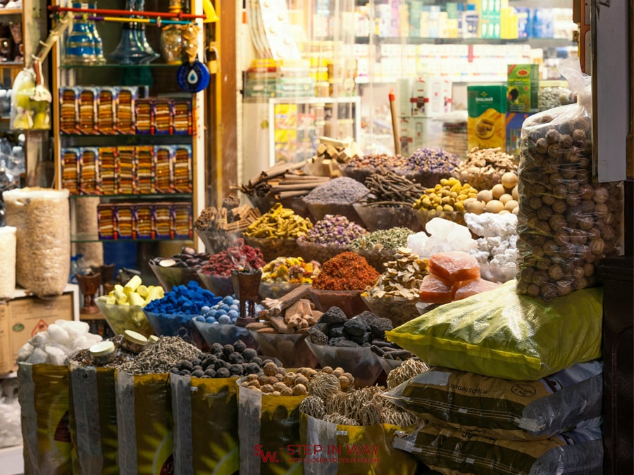 ادویه‌جات، عطریات و عود در بازار مرشد دبی